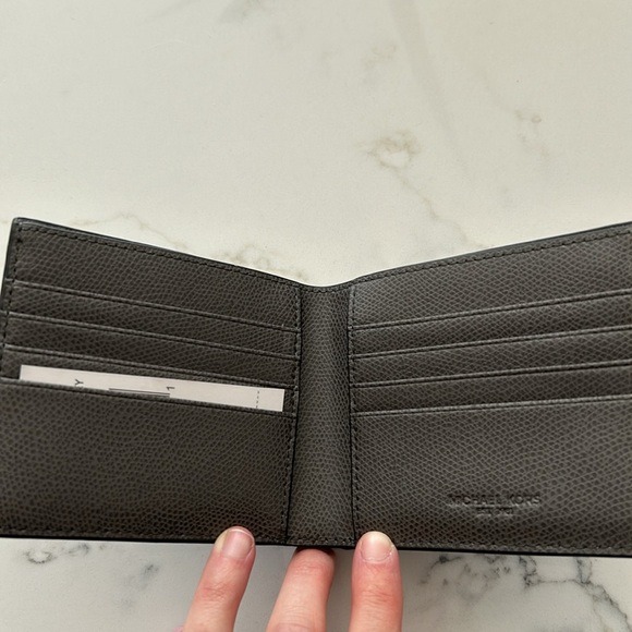 Michael Kors wallet - Picture 2 of 3